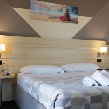 Hotel Giallo Noceto Luaran gambar