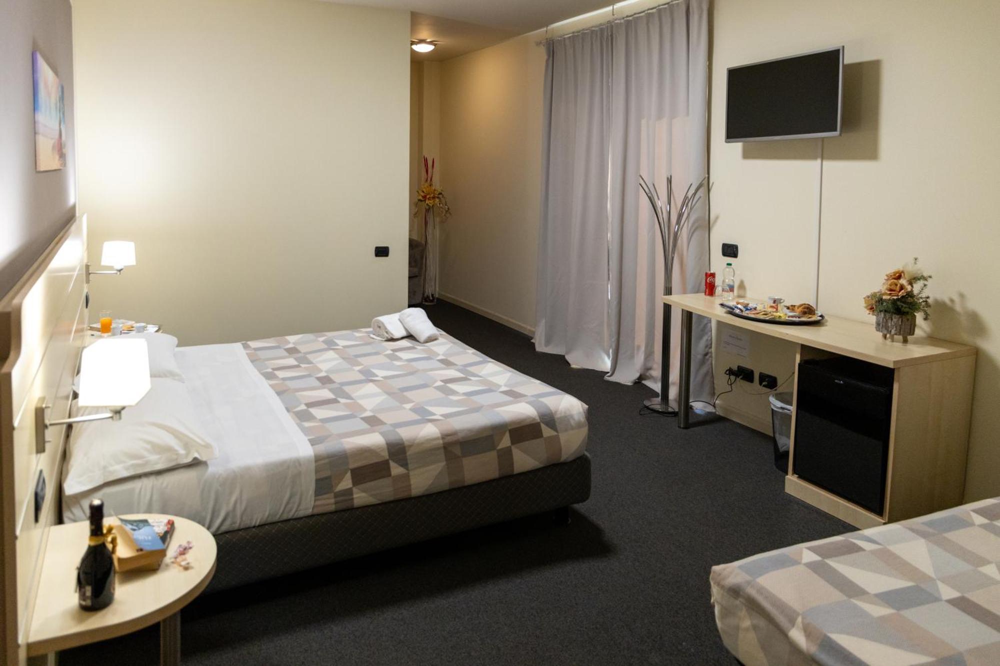 Hotel Giallo Noceto Luaran gambar