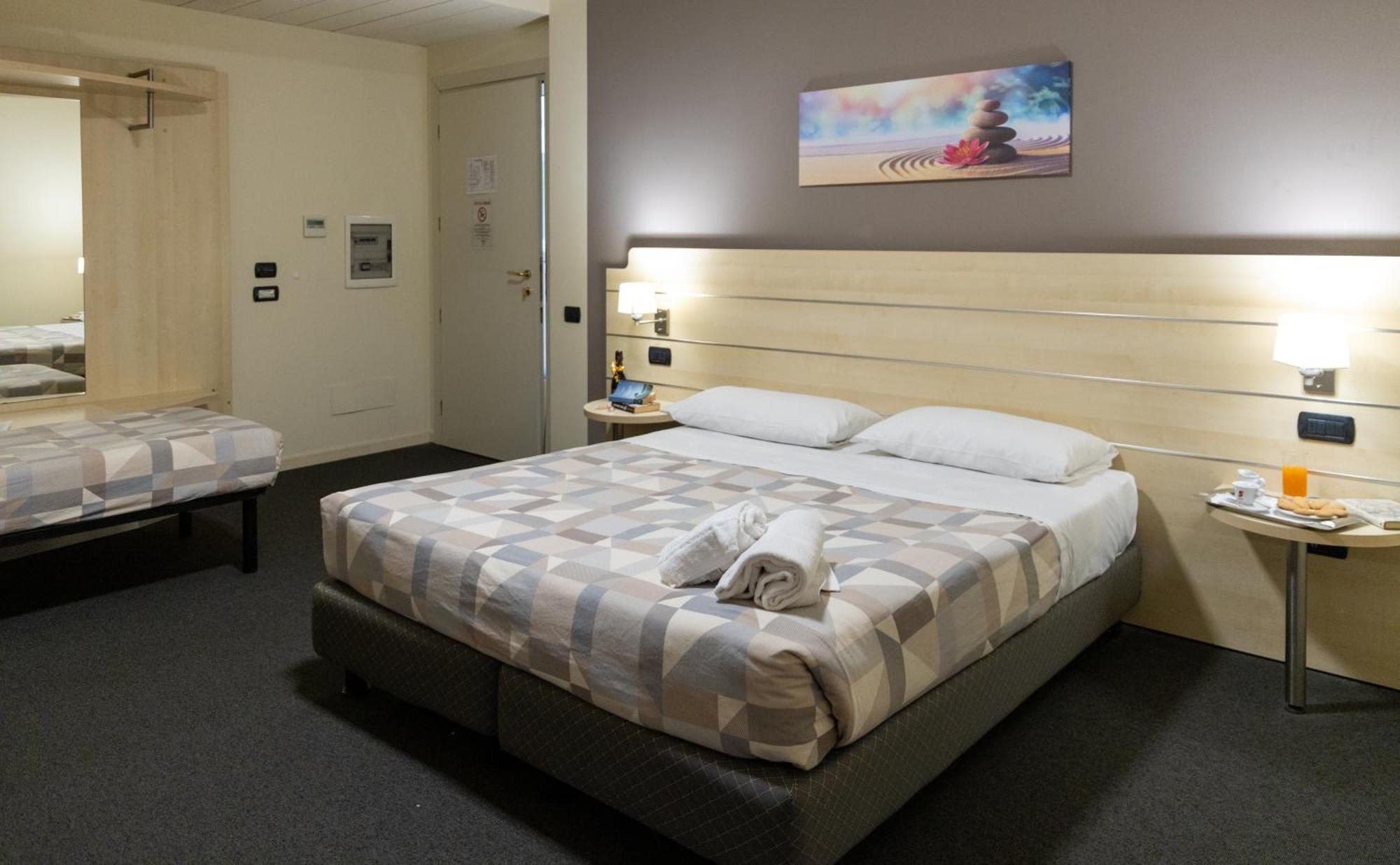 Hotel Giallo Noceto Luaran gambar