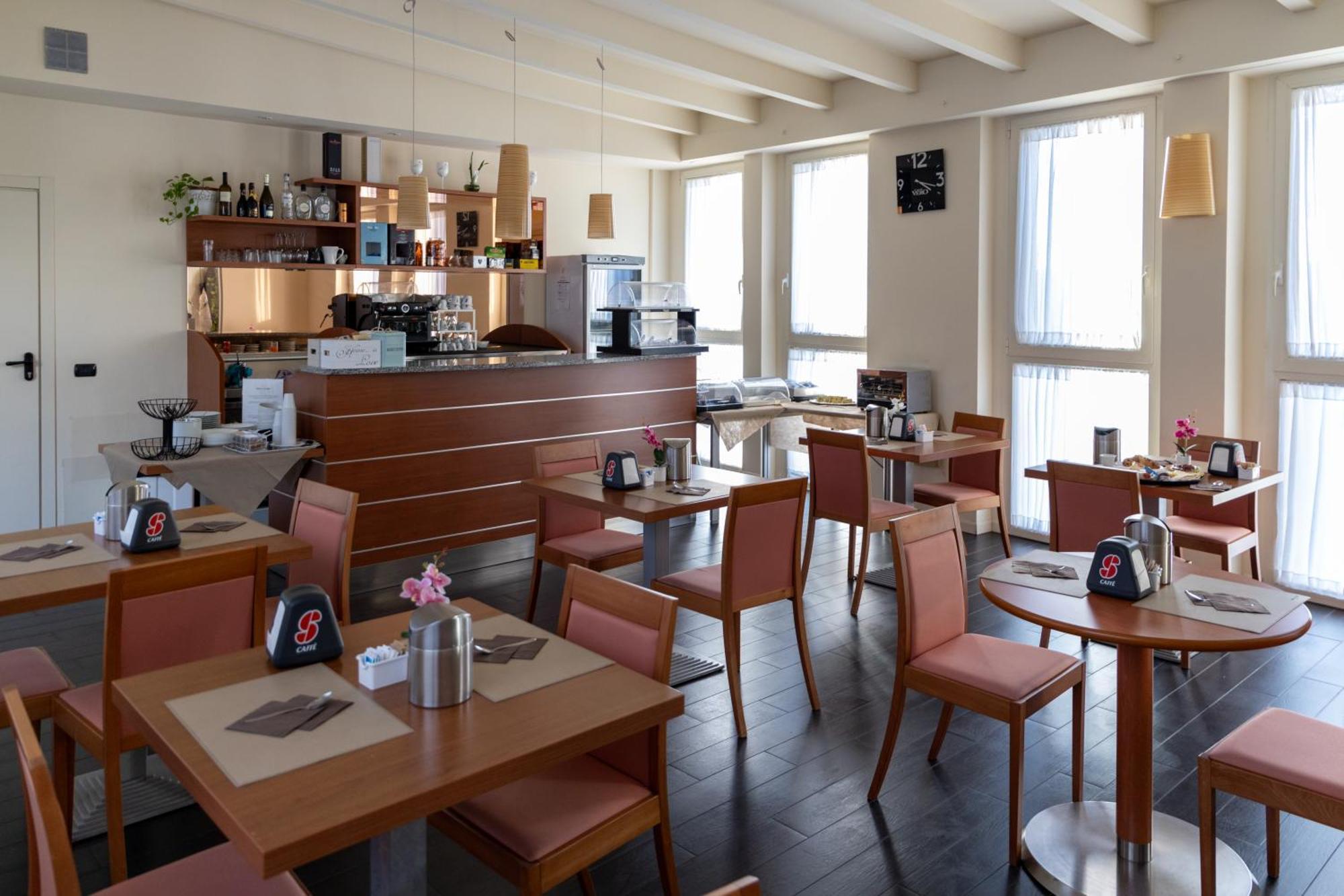 Hotel Giallo Noceto Luaran gambar