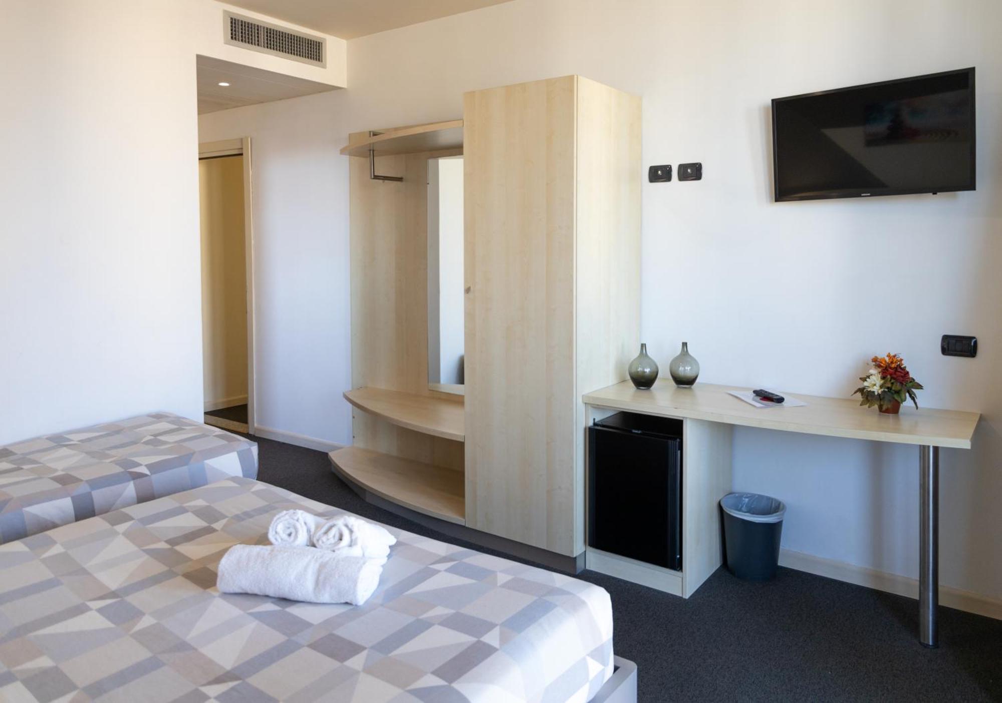 Hotel Giallo Noceto Luaran gambar