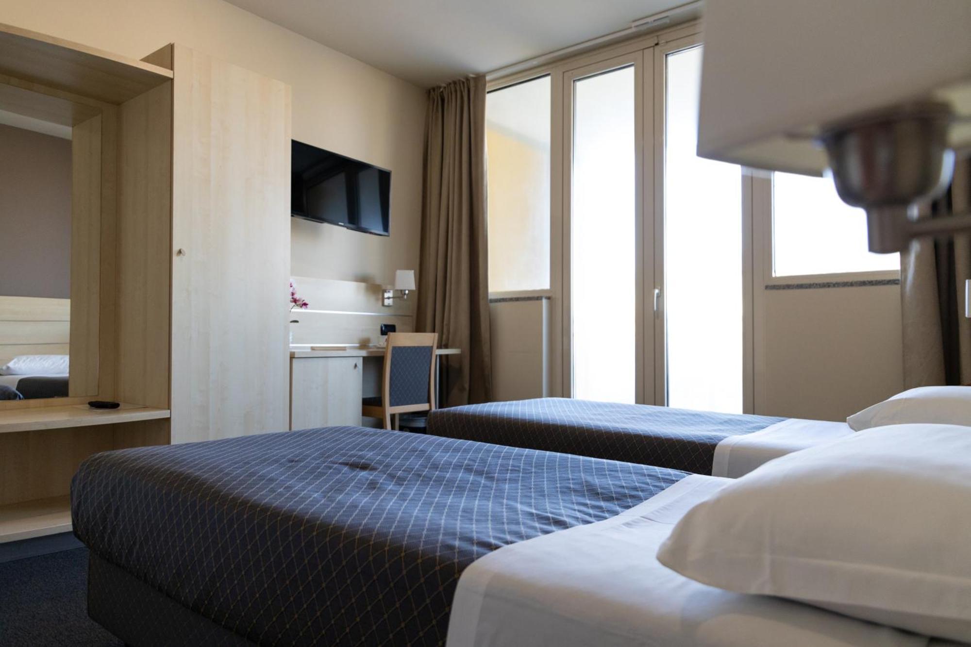 Hotel Giallo Noceto Luaran gambar