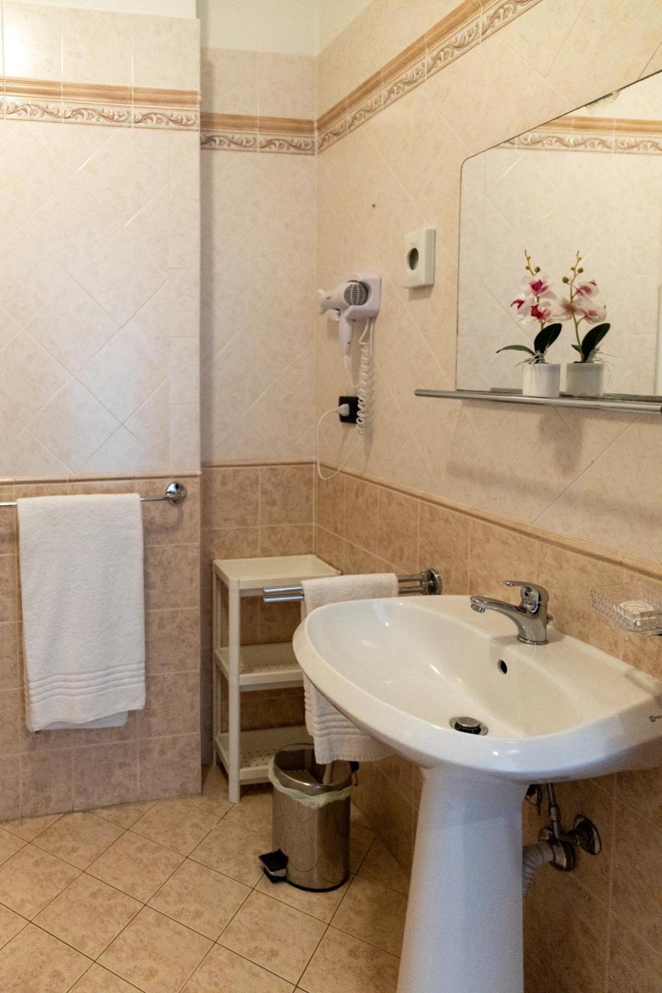 Hotel Giallo Noceto Luaran gambar