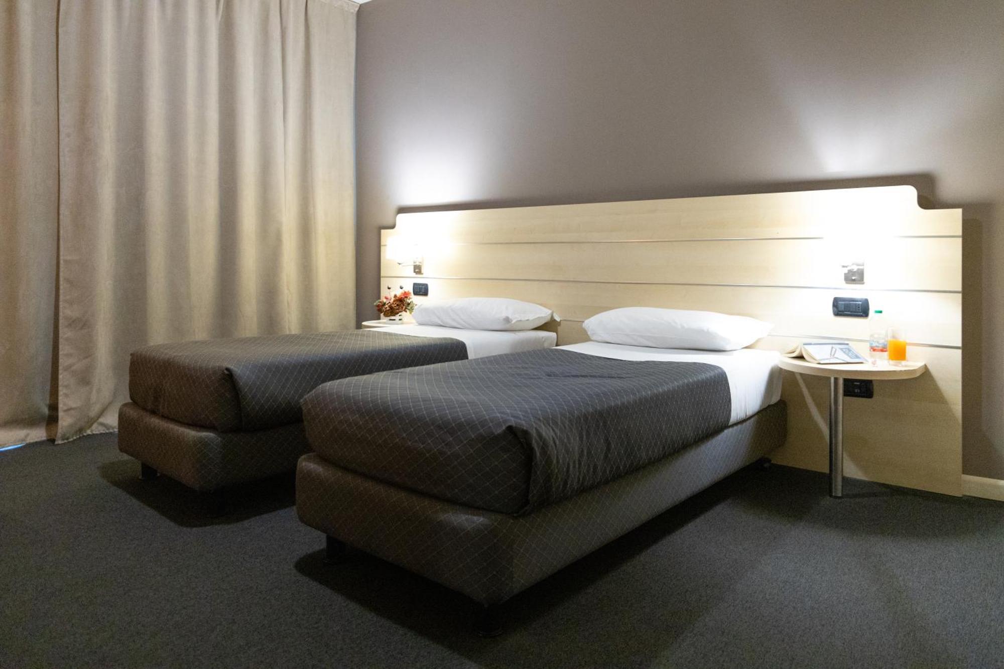 Hotel Giallo Noceto Luaran gambar